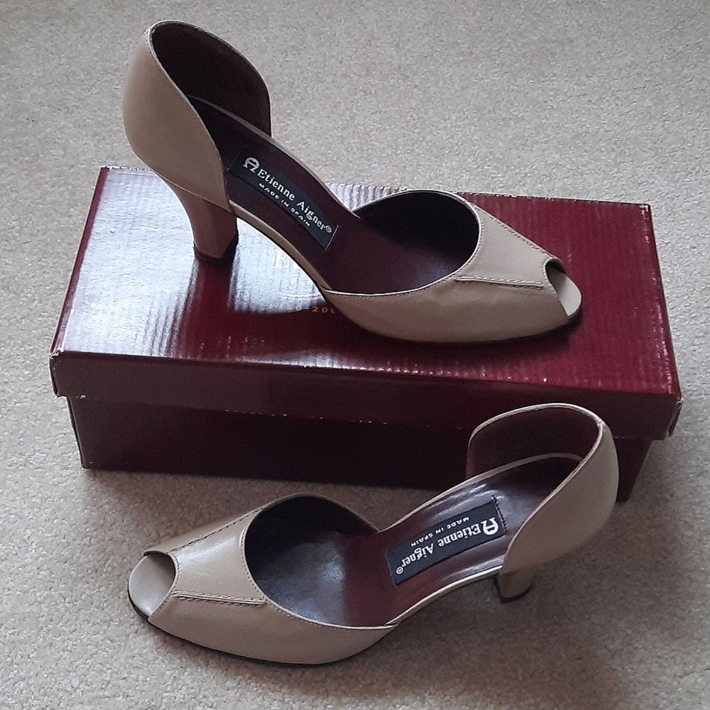 Etienne Aigner taupe heels